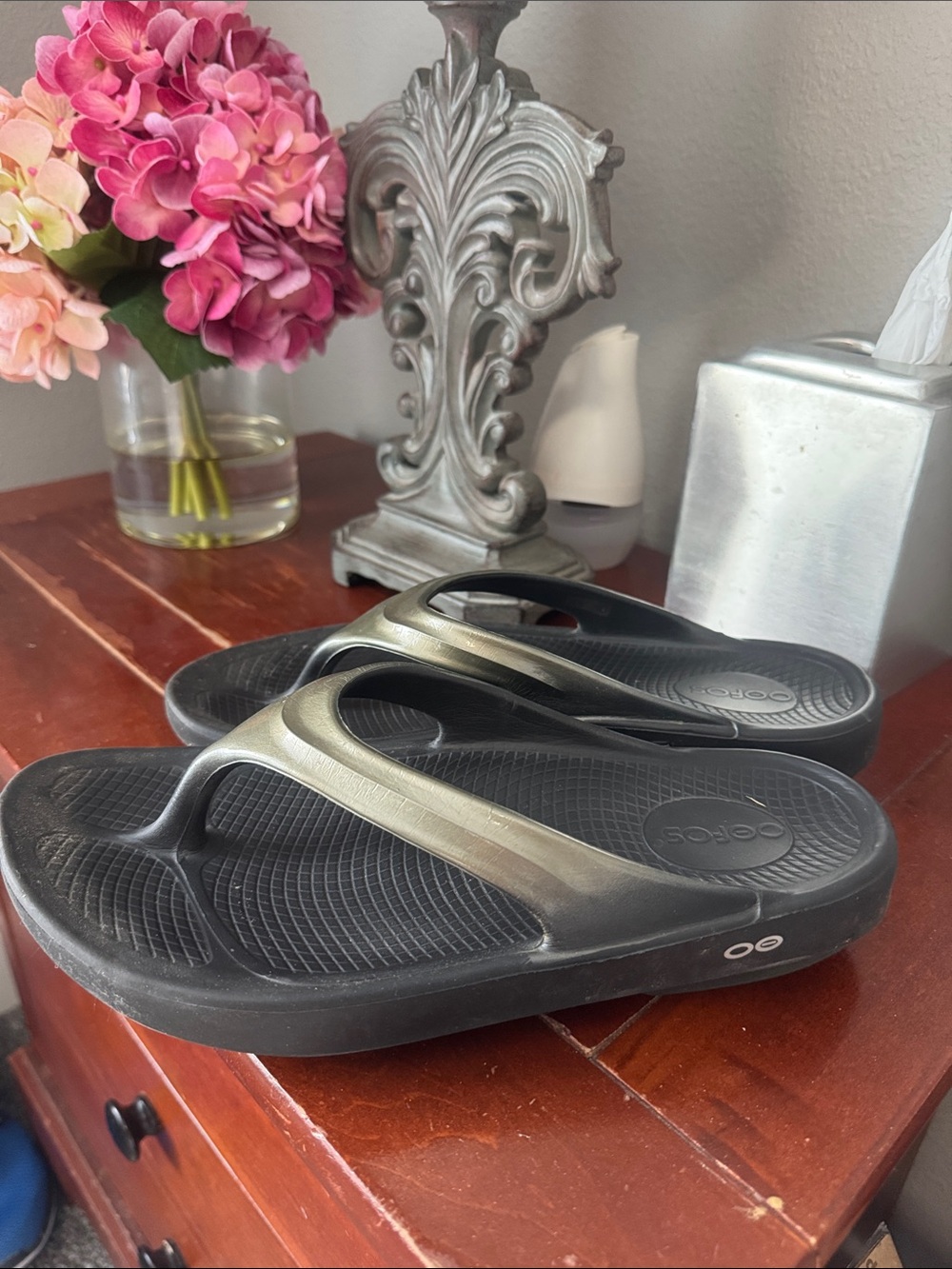 OOFOS Women’s Black with Olive Gradient Recovery Flip Sandals